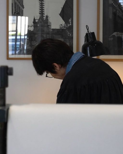 Je suis Frédérique Galey Jacob, peintre et graveure.
Mon travail mêle peinture, pastel, dessin, gravure à l’eau forte et monotype, des techniques qui se font écho et s’enrichissent mutuellement.
Chez moi, tout part du croquis : j’ai toujours sur moi de quoi dessiner. C’est une posture, une pratique régulière qui nourrit chaque étape de ma création.
« Dessiner c’est voir ! » C’est la trace de l’émotion.
Je participe régulièrement à des expositions collectives d’estampes et gravures à Paris : @salon.des.artistes.francais, Journée de l’Estampe contemporaine, Passerelle de l’art… En mai 2025, une exposition m’a été consacrée à la mairie du Vème à Paris. J’ai également exposé individuellement à la galerie Haut Pavé et Mac Paris.
J’espère vous faire découvrir ici mon travail, et vous emmener dans mon cheminement artistique.
📍Images prises à l’@atelier_bo_halbirk
#peintregraveur #eauxfortes #artistefrançaise